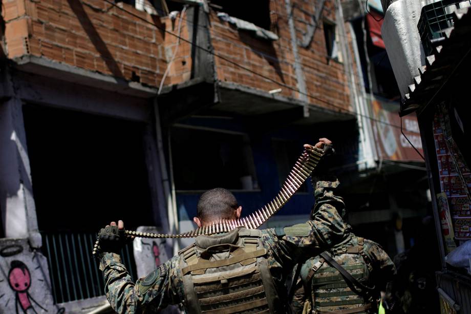 Soldados do BOPE patrulham as ruas da comunidade da Rocinha, no Rio de Janeiro - 25/01/2018