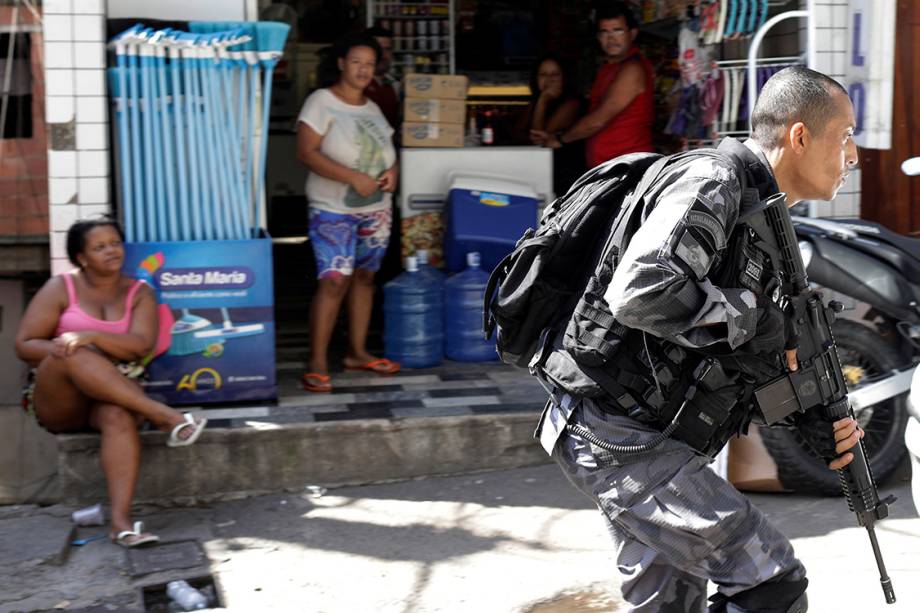 Policial se posiciona durante operação contra traficantes na comunidade da Rocinha, no Rio de Janeiro - 25/01/2018