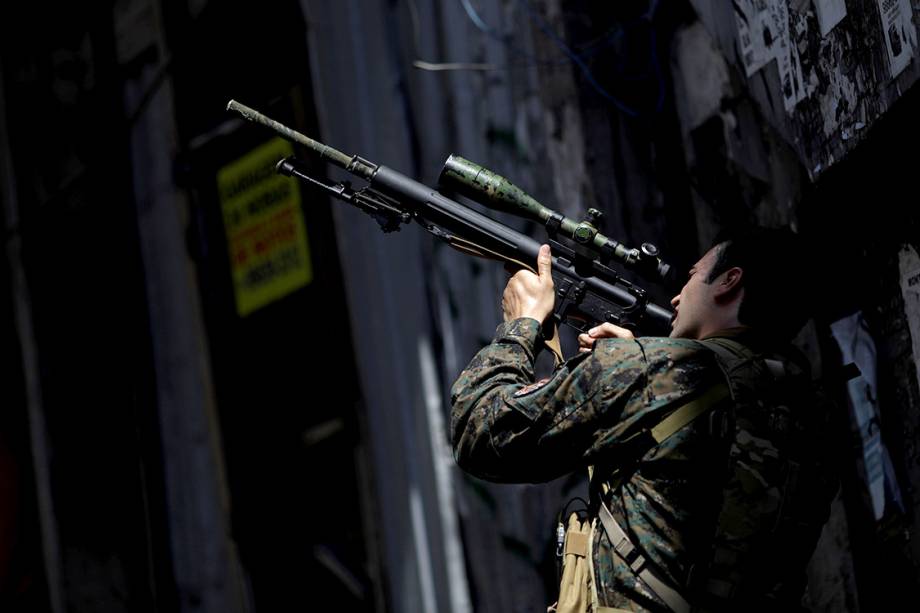 Soldados do BOPE durante operação contra traficantes na comunidade da Rocinha, no Rio de Janeiro - 25/01/2018