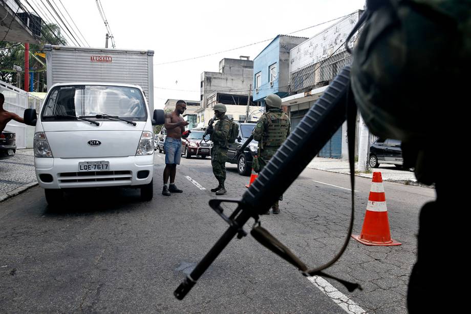 Militares do Exército, da Marinha e Aeronáutica fazem operação de abordagem a veículos em acessos a rodovias federais e em vias expressas do Rio de Janeiro - 25/01/2018