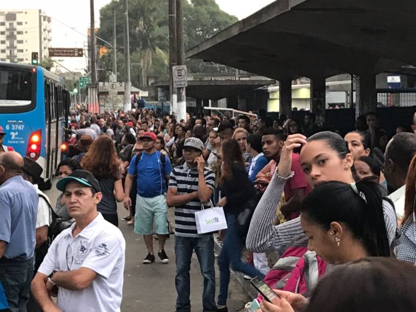 Ponto de ônibus do Jabaquara fica lotado em dia de greve