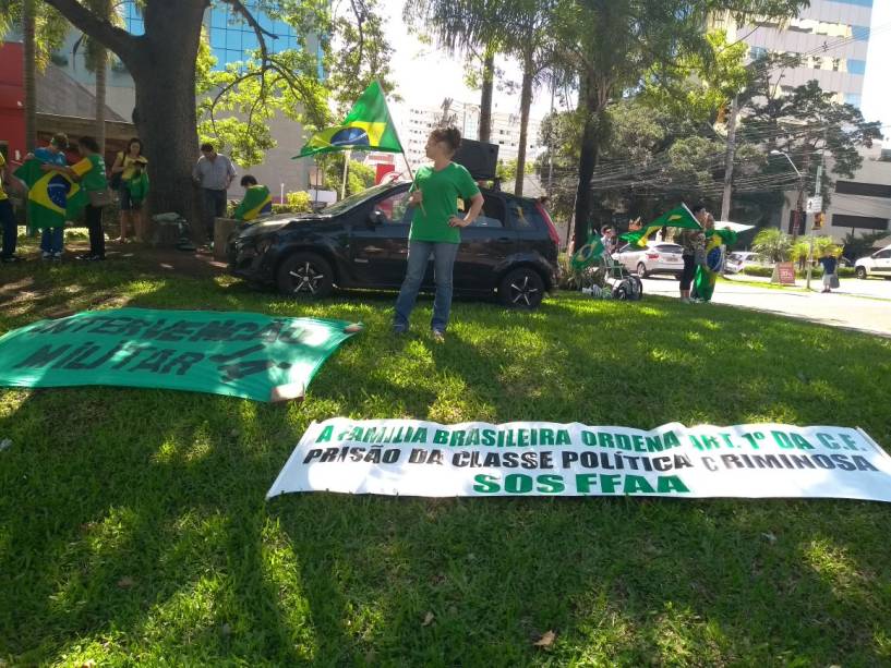 Manifestação contra o ex-presidente Luiz Inácio Lula da Silva (PT) em Porto Alegre defende intervenção militar