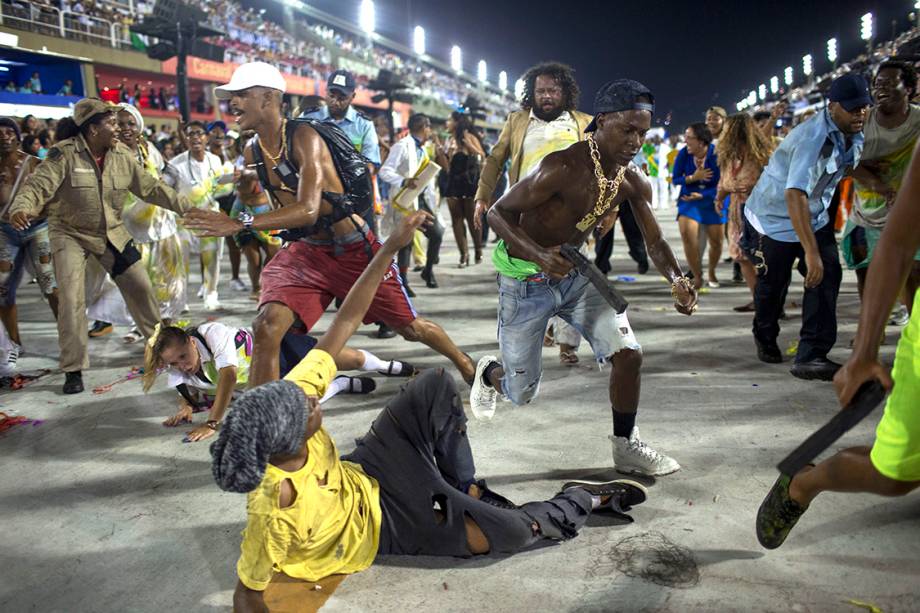 A Beija-Flor abordou temas como desigualdade social, a falta de respeito e a de amor, no segundo dia de desfiles do Carnaval do Rio - 13/02/2018