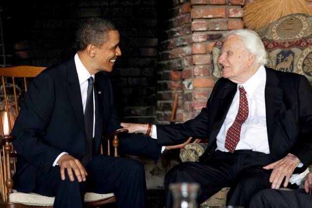 O então presidente dos EUA, Barack Obama, encontra-se com o reverendo Billy Graham em sua casa em Montreat, na Carolina do Norte - 25/04/2010 O então presidente dos EUA, Barack Obama, encontra-se com o reverendo Billy Graham em sua casa em Montreat, na Carolina do Norte - 25/04/2010