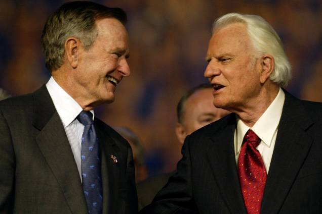 O ex-presidente dos EUA, George Bush e o evangelista Billy Graham, conversam durante a primeira reunião de avivamento de quatro dias, no Texas Stadium em Irving, Texas - 17/10/2002 O ex-presidente dos EUA, George Bush e o evangelista Billy Graham, conversam durante a primeira reunião de avivamento de quatro dias, no Texas Stadium em Irving, Texas - 17/10/2002