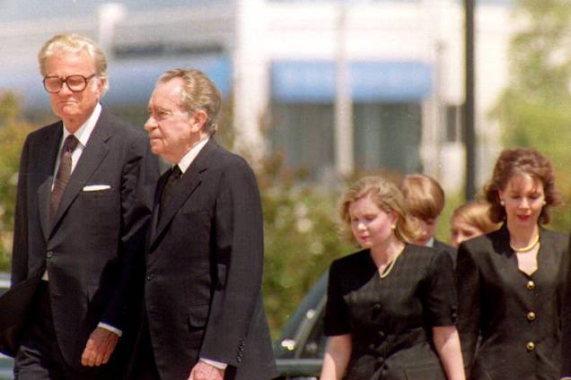 O ex-presidente Richard Nixon é acompanhado pelo evangelista Billy Graham, durantea chegada à Biblioteca de Nixon - 25/06/1993 O ex-presidente Richard Nixon é acompanhado pelo evangelista Billy Graham, durantea chegada à Biblioteca de Nixon - 25/06/1993