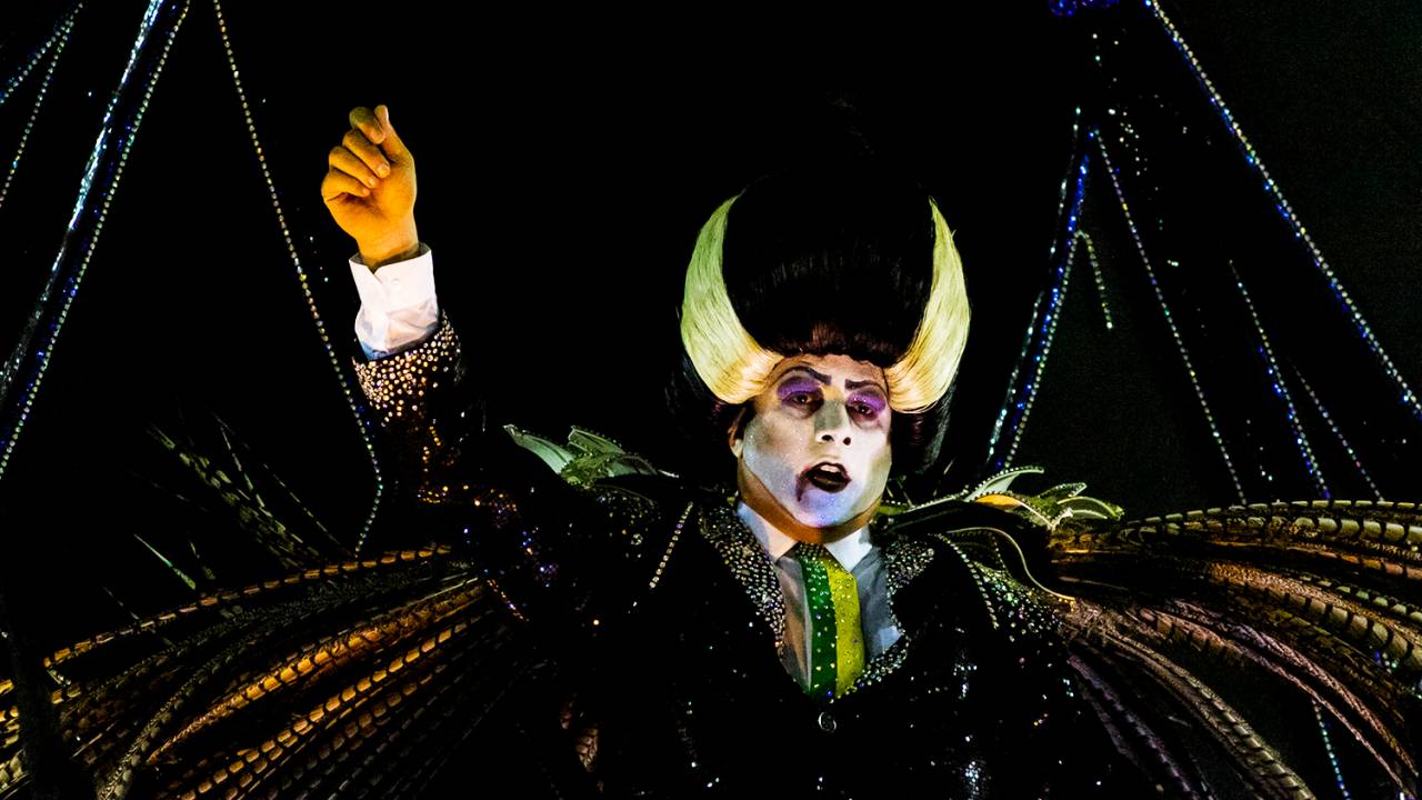 A escola de samba Paraíso do Tuiuti é a quinta a desfilar no Sambódromo da Marquês de Sapucaí, durante o desfile das campeãs. Vampiro aparece sem a faixa presidencial - 18/02/2018