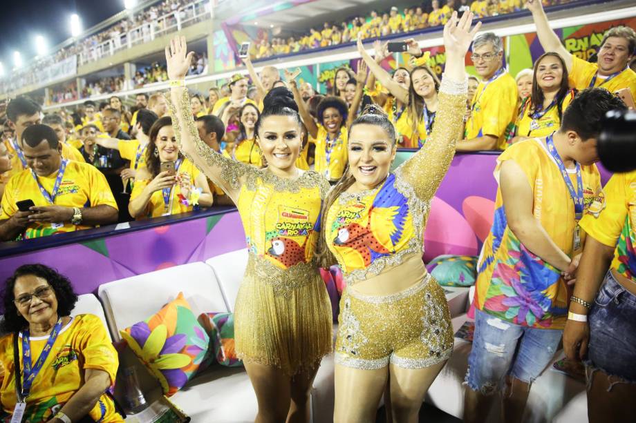 Maiara e Maraísa acompanham desfile das escolas de samba, na Marquês de Sapucaí - 12/02/2018