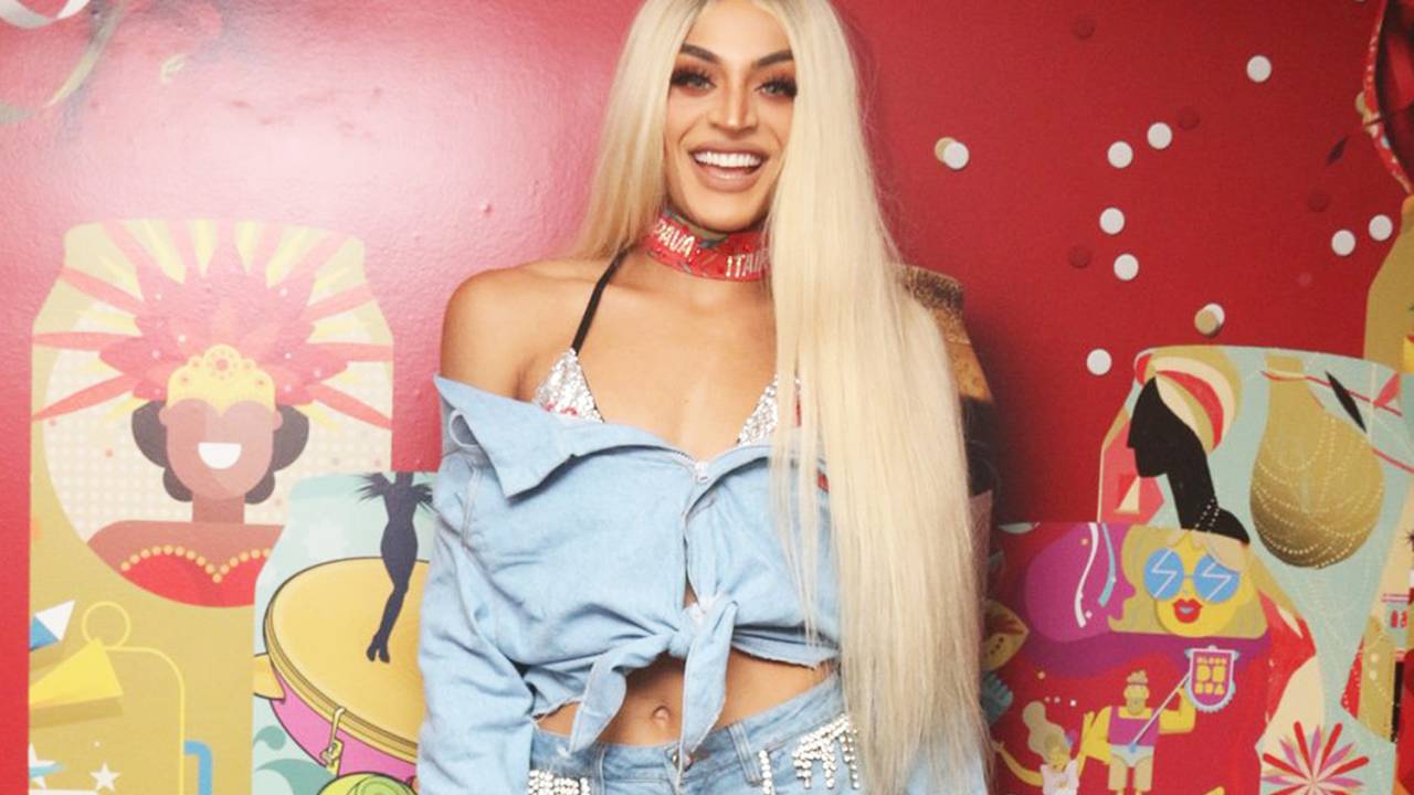 Pabllo Vittar posa para foto em camarote no Sambódromo da Marquês de Sapucaí - 12/02/2018