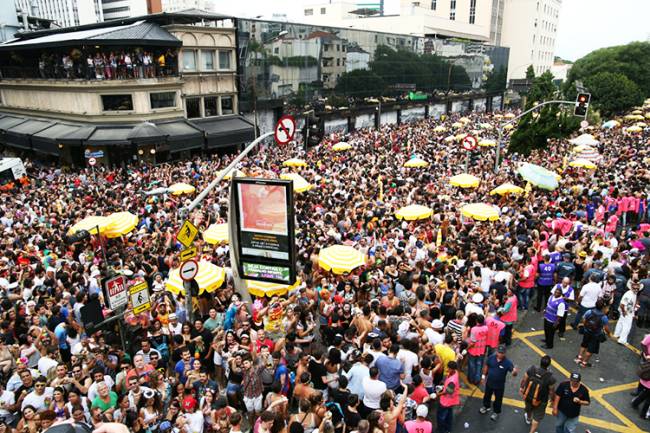 Multidão acompanha o bloco Acadêmicos do Baixo Augusta, em São Paulo (SP), durante o pré-Carnaval paulistano - 04/02/2018