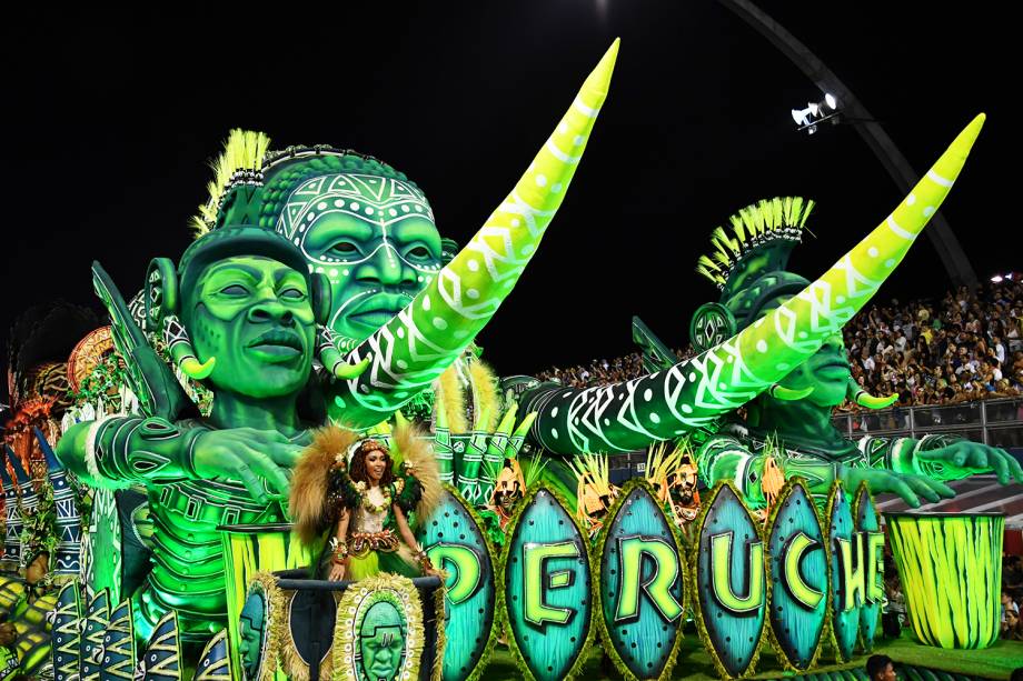 Com o enredo 'Peruche celebra Martinho - 80 anos do Dikamba da Vila', a escola de samba Unidos do Peruche desfila no Sambódromo do Anhembi - 10/02/2018