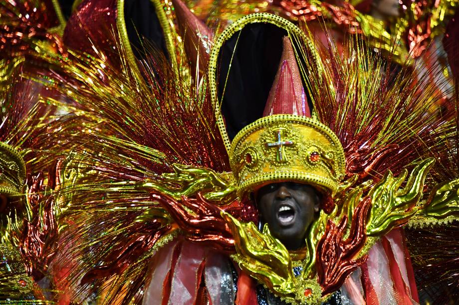 Com o enredo ' A voz do samba é a voz de Deus. Depois da tempestade, vem a bonança', a escola de samba X-9 Paulistana desfila no Sambódromo do Anhembi - 10/02/2018