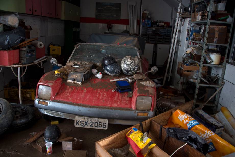 Carro fica coberto de lama dentro de uma garagem em Bonsucesso, no Rio de Janeiro após fortes chuvas que provocaram inundações na região - 15/02/2018