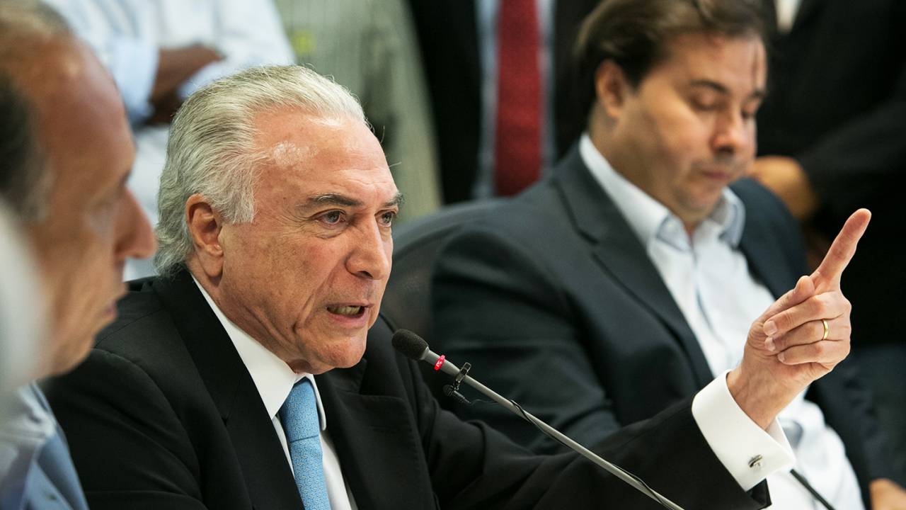 O presidente da República, Michel Temer, participa de reunião no Palácio Guanabara, no Rio de Janeiro (RJ), acompanhado do governador Luiz Fernando pezão, o prefeito Marcelo Crivella e o presidente da Câmara dos Deputados, Rodrigo Maia, para tratar da intervenção federal no Estado - 17/02/2018