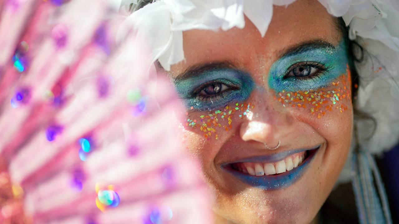 Bloco Céu na Terra anima foliões no bairro de Santa Tereza, no Rio de Janeiro (RJ), durante o pré-Carnaval carioca - 03/02/2018