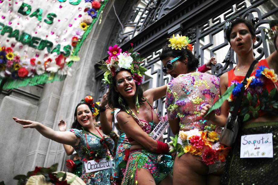 Bloco Cordão do Boitatá anima foliões no Rio de Janeiro (RJ), durante o pré-Carnaval carioca - 04/02/2018