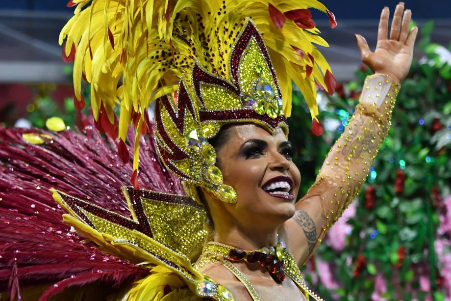 A atriz e modelo Cacau Colucci, musa da escola de samba Dragoes da Real, durante a segunda noite de carnaval em São Paulo, no Sambódromo do Anhembi - 11/02/2018