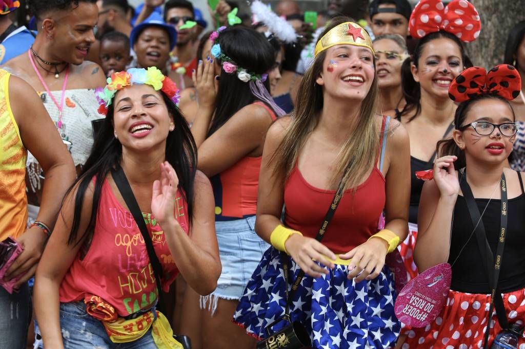 Foliões se divertem no bloco da Preta