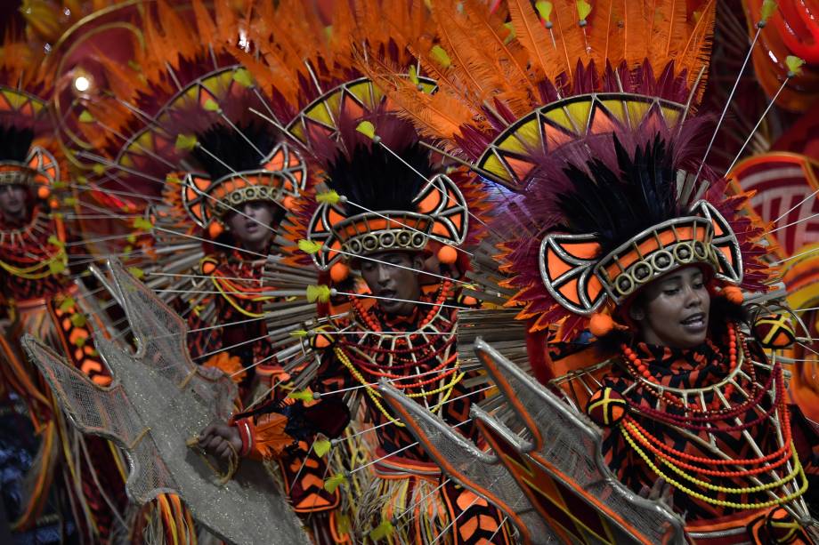 Membros da escola de samba Gaviões da Fiel desfilam durante a segunda noite de carnaval em São Paulo, no Sambódromo do Anhembi - 11/02/2018 Membros da escola de samba Gaviões da Fiel desfilam durante a segunda noite de carnaval em São Paulo, no Sambódromo do Anhembi - 11/02/2018
