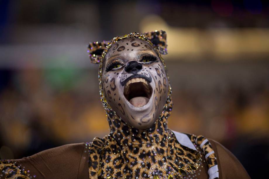 Integrantes da Mangueira desfilam na primeira noite do Carnaval carioca na Marquês de Sapucaí - 12/02/2018