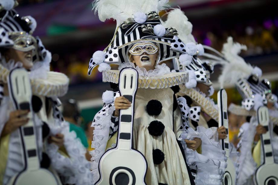 Integrantes da Mangueira desfilam na primeira noite do Carnaval carioca na Marquês de Sapucaí - 12/02/2018