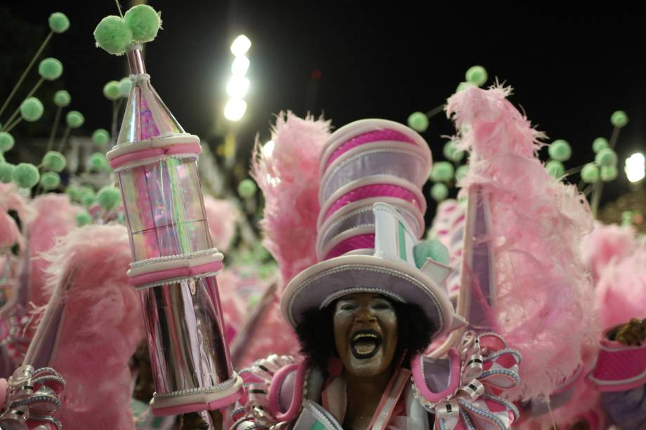 Mangueira, a sexta escola a desfilar na Marquês de Sapucaí, apresenta o enredo "Com dinheiro ou sem dinheiro, eu brinco" em referência ao corte de recursos da Prefeitura do Rio destinados ao Carnaval - 12/02/2018