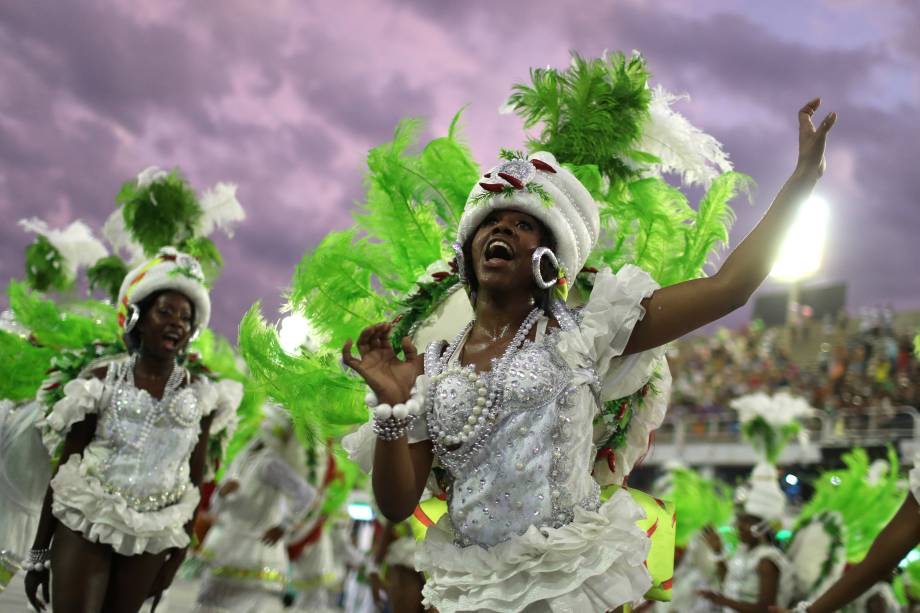 Integrantes da Mocidade Independente de Padre Miguel desfilam no encerramento da primeira noite do Carnaval na Marquês da Sapucaí - 12/02/2018