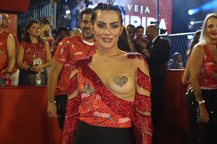 Cleo Pires aparece com decote inovador no camarote da Itaipava durante o carnaval carioca na Sapucaí - 12/02/2018