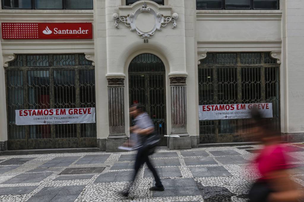Greve de bancários fecha agências nesta segunda; veja o que fazer
