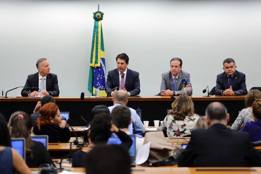 Governo cede em reforma da Previdência e admite votar até dia 28