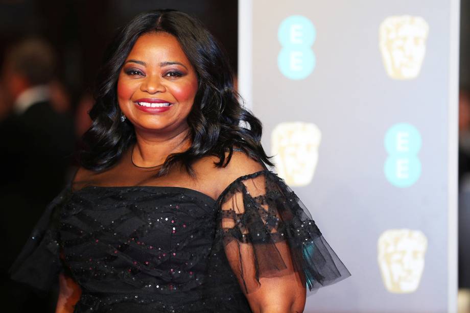 Octavia Spencer posa para foto no tapete vermelho, antes da premiação do BAFTA, em Londres - 18/02/2018