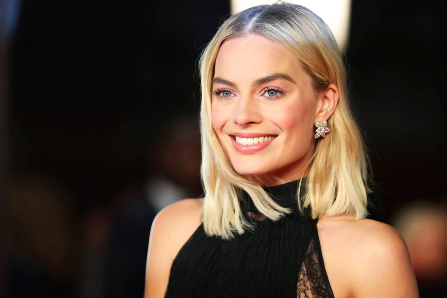 Margot Robbie posa para foto no tapete vermelho, antes da premiação do BAFTA, em Londres - 18/02/2018