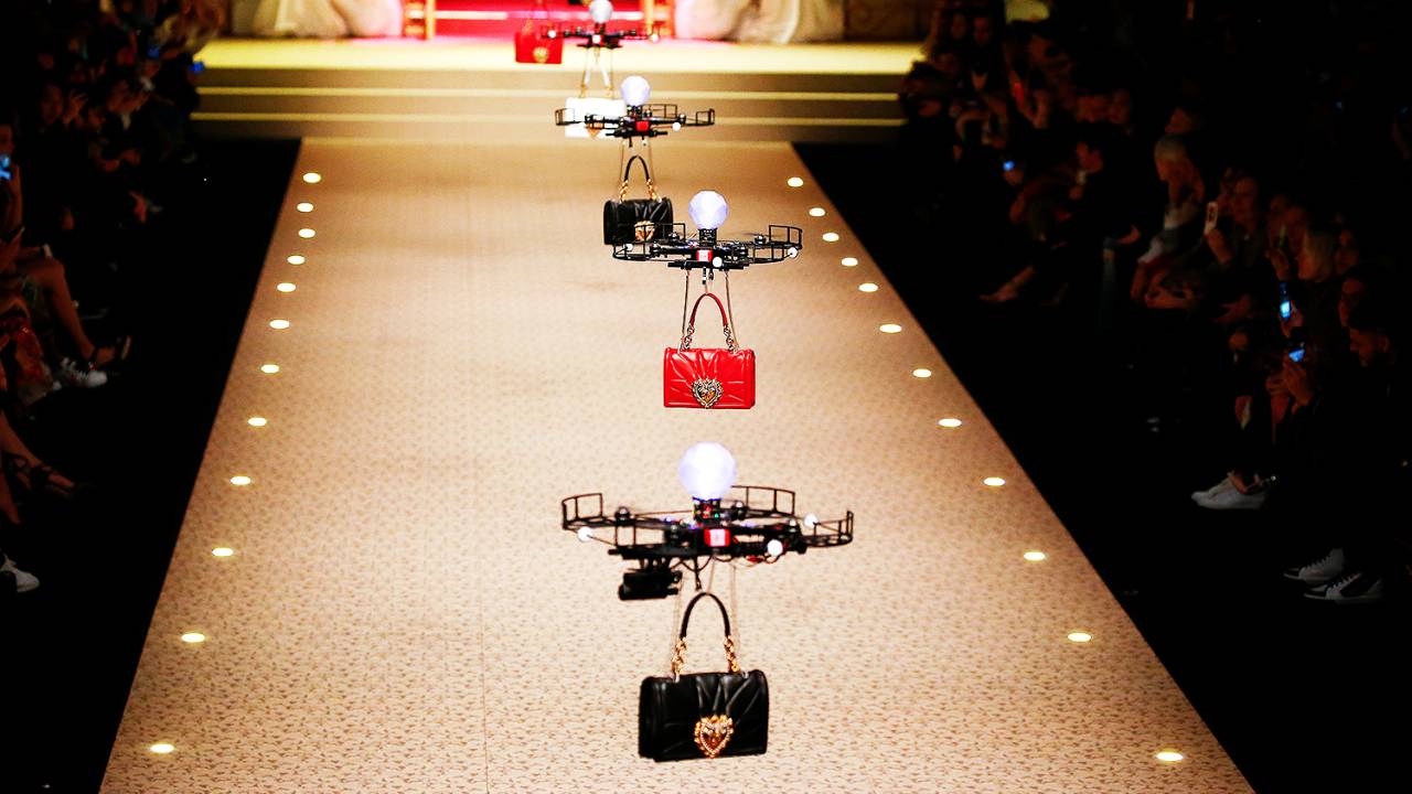 Drones carregam coleção de bolsas durante desfile da marca Dolce & Gabbana, na Semana de Moda de Milão - 25/02/2018