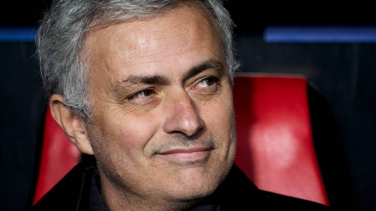 O técnico do Manchester United, José Mourinho, sorri durante partida contra o Sevilla, válida pelas oitavas-de-final da Liga dos Campeões da Europa - 21/02/2018