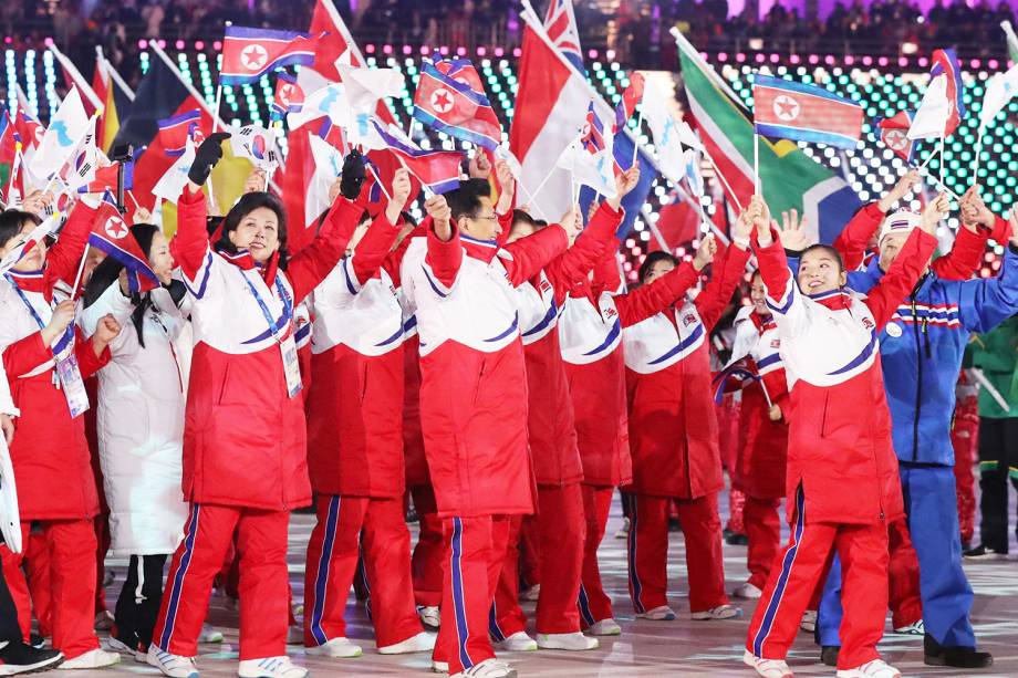 Atletas da Coreia do Sul e do Norte desfilam juntas durante a cerimônia de encerramento dos Jogos Olímpicos de Inverno, em Pyeongchang - 25/02/2018