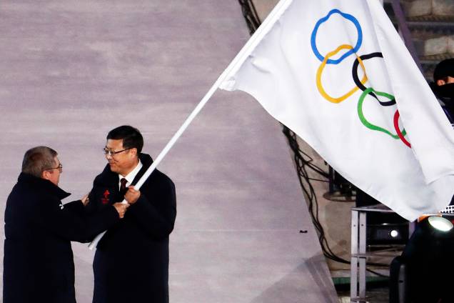 O prefeito de Pequim, Chen Jining, e o presidente do COI (Comitê Olímpico Internacional), Thomas Bach, durante a cerimônia de encerramento dos Jogos Olímpicos de Inverno, em Pyeongchang, na Coreia do Sul - 25/02/2018 O prefeito de Pequim, Chen Jining, e o presidente do COI (Comitê Olímpico Internacional), Thomas Bach, durante a cerimônia de encerramento dos Jogos Olímpicos de Inverno, em Pyeongchang, na Coreia do Sul - 25/02/2018