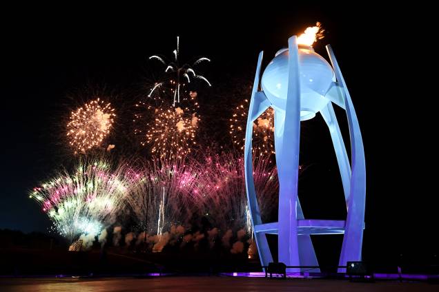 Fogos de artifício explodem atrás da pira olímpica, durante a cerimônia de encerramento dos Jogos Olímpicos de Inverno, em Pyeongchang, na Coreia do Sul - 25/02/2018 Fogos de artifício explodem atrás da pira olímpica, durante a cerimônia de encerramento dos Jogos Olímpicos de Inverno, em Pyeongchang, na Coreia do Sul - 25/02/2018