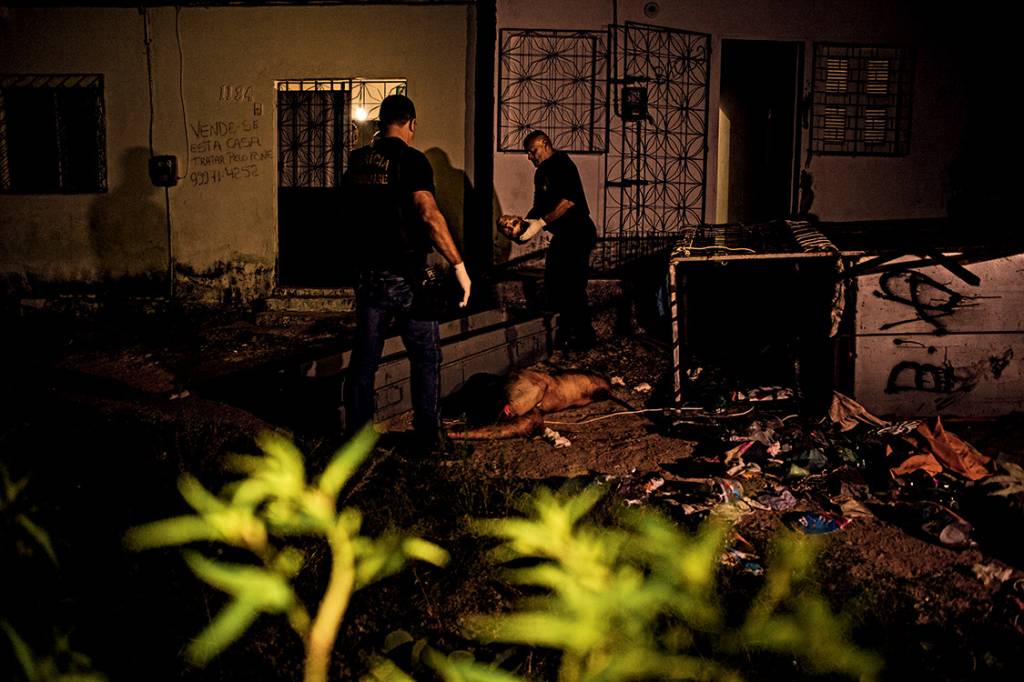 Linguagem do horror – Peritos recolhem corpo esquartejado, ao lado de córrego, em novembro: escalada da crueldade como demonstração de força