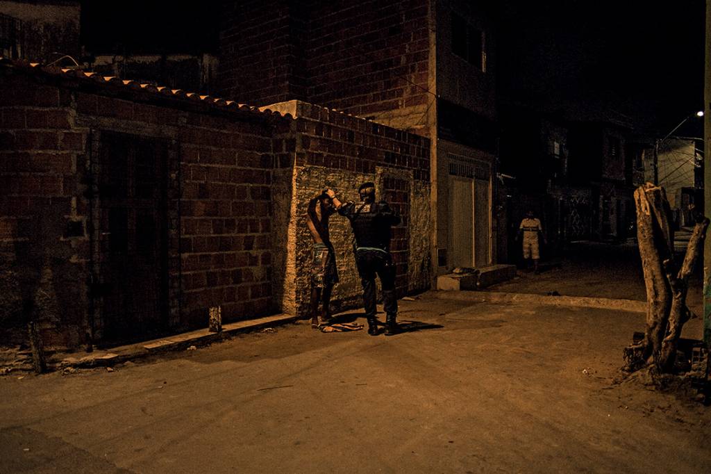 Contra o crime – Policial faz abordagem em bairro invadido pelos Guardiões: o estado planeja reproduzir, com ajustes, a experiência das UPPs
