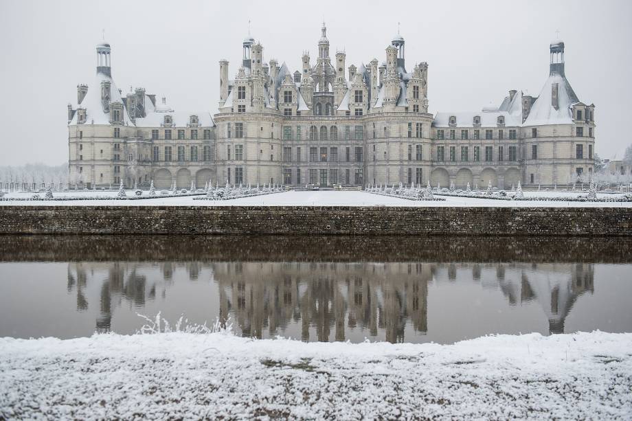 Paisagem coberta de neve nos arredores do castelo de Chambord no centro da França - 06/02/2018