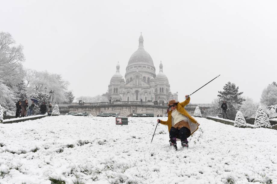 Mulher esquia em uma colina coberta de neve em frente à Basílica do Sagrado Coração em Paris - 06/02/2018