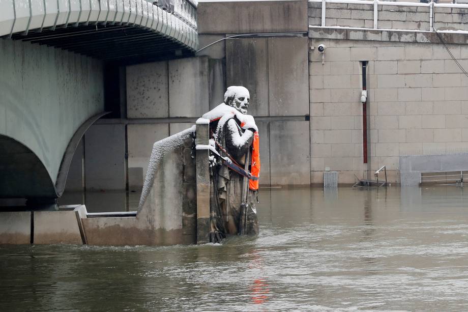 Estátua do soldado Zouave fica coberta de neve sob a Pont d'Alma em Paris após forte nevasca - 07/02/2018