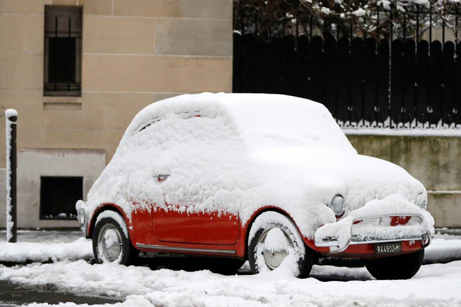 Carro estacionado fica coberto de neve em uma rua no centro de Paris após forte nevasca na capital da França - 07/02/2018