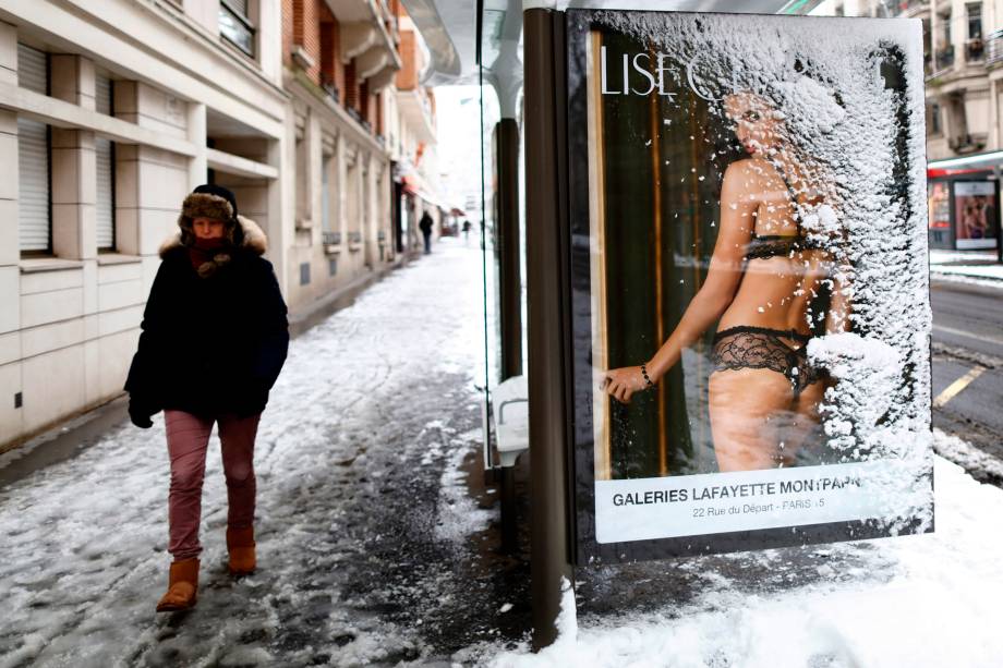 Mulher caminha em uma rua de Paris após forte nevasca que atingiu a capital francesa - 07/02/2018