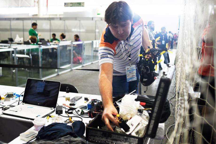 Técnicos preparam equipamento antes de corrida no Campeonato Brasileiro de Drones, na Campus Party 2018