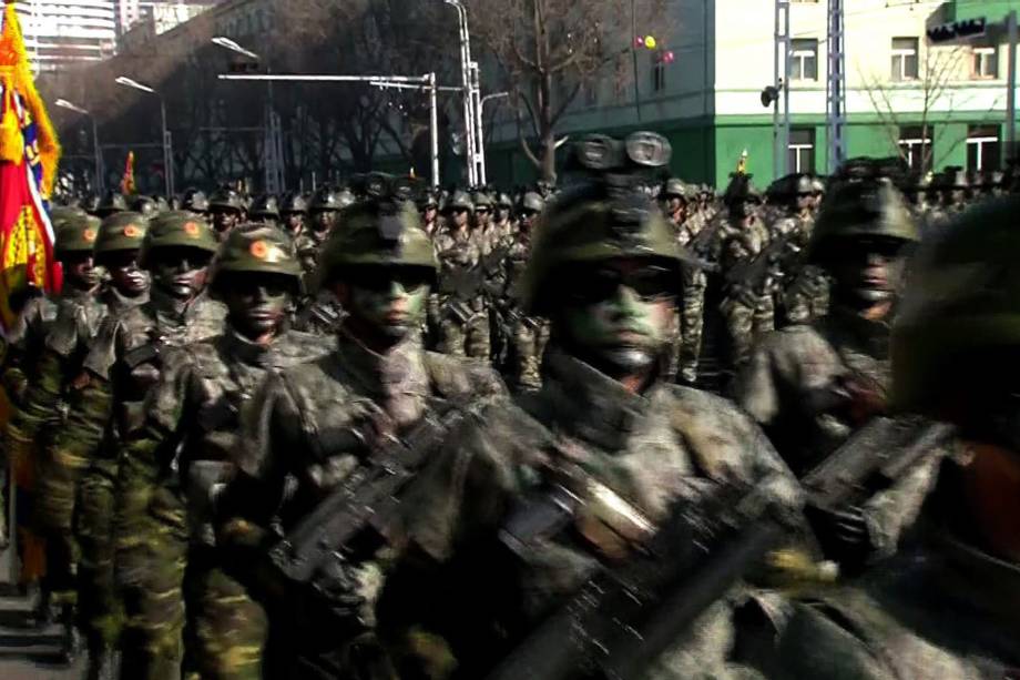 Membros do Exército da Coreia do Norte participam de um desfile na Praça Kim Il Sung em Pyongyang para marcar o 70º aniversário de suas forças armadas - 08/02/2018