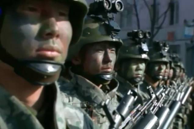 Membros do Exército da Coreia do Norte participam de um desfile na Praça Kim Il Sung em Pyongyang para marcar o 70º aniversário de suas forças armadas - 08/02/2018 Membros do Exército da Coreia do Norte participam de um desfile na Praça Kim Il Sung em Pyongyang para marcar o 70º aniversário de suas forças armadas - 08/02/2018
