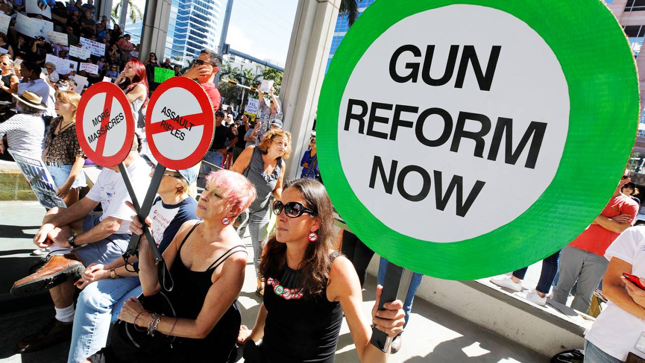 Manifestantes erguem placas durante protesto pela reforma da lei do controle de venda de armas, em Fort Lauderdale, no estado americano da Flórida - 17/02/2018