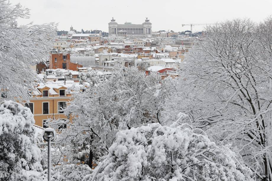 Uma vista panorâmica mostra tetos de casas, edifícios e copas de árvores cobertas pela neve que transformou a paisagem da cidade de Roma, na Itália - 26/02/2018