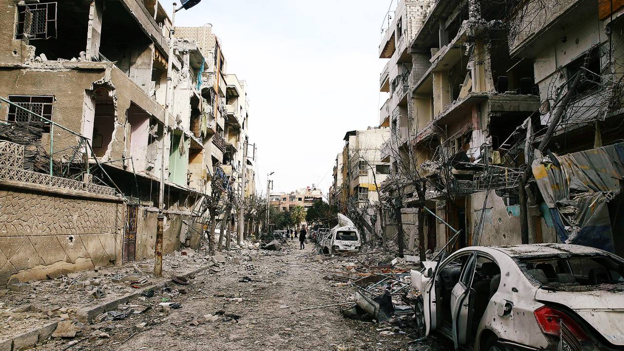 Ruínas de prédios são vistas na cidade de Douma, próxima da capital síria, Damasco, na Guta Oriental - 25/02/2018